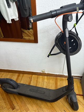 Patinete eléctrico Ninebot E2 Pro con casco 