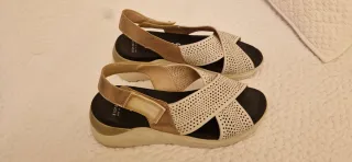 Sandalias cómodas beige y doradas