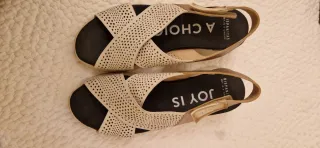 Sandalias cómodas beige y doradas