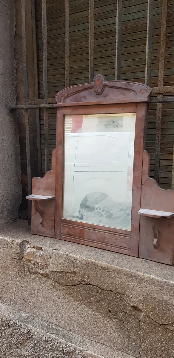 Specchio modernista con supporto in legno