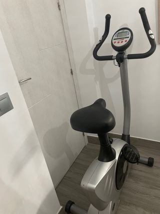 Bicicleta Estática Gris y Negra