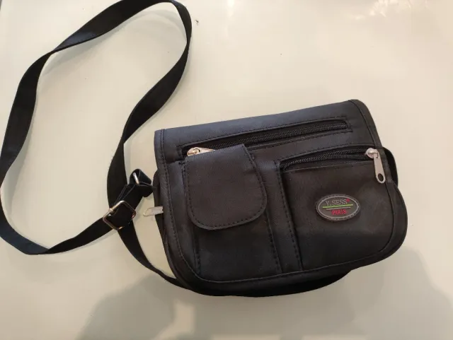 Bolso bandolera negro con múltiples bolsillos