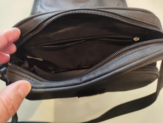 Bolso bandolera negro con múltiples bolsillos