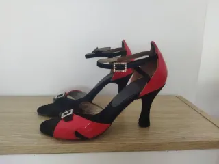 Zapatos de baile negros y rojos con hebilla