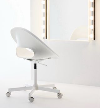 Silla de escritorio blanca con ruedas