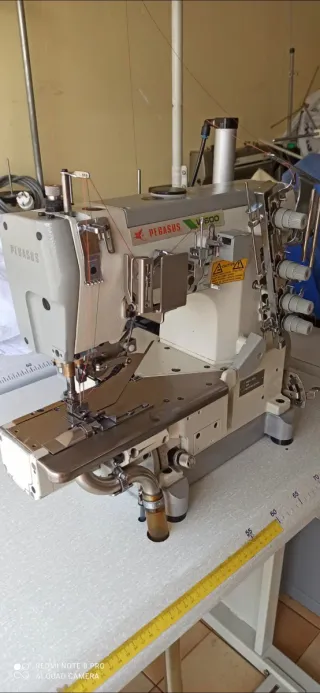 Máquina de coser recubridora Pegasus W600 