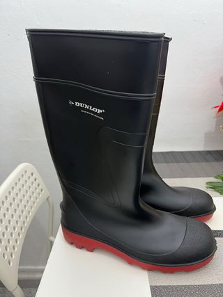 Botas de agua Dunlop negras y rojas