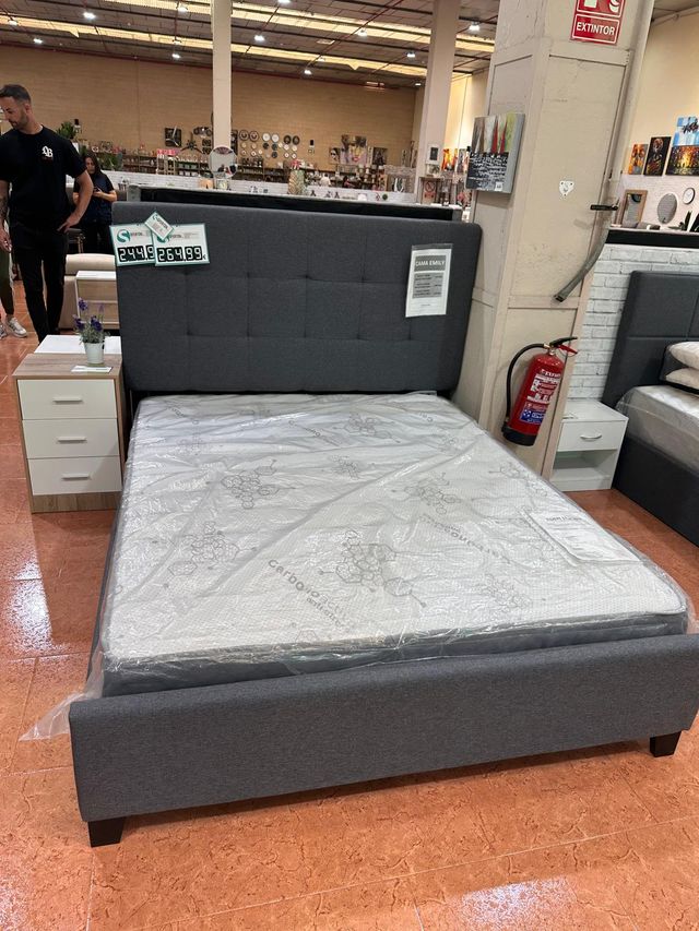 Cama tapizada gris con cabecero