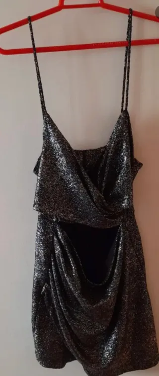 Vestido plateado brillante con tirantes