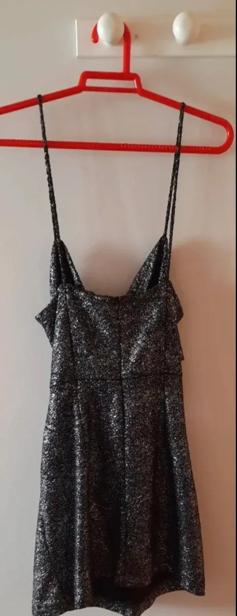 Vestido plateado brillante con tirantes