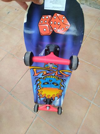 Skate Tijuana con diseño de dados y calavera