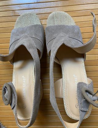 Sandalias cuña con hebilla