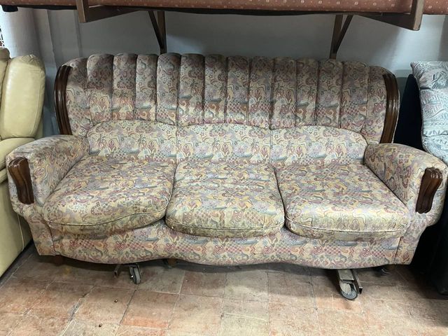 Sofá de tela con estampado floral