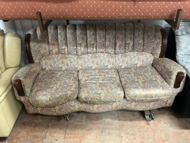 Sofá de tela con estampado floral