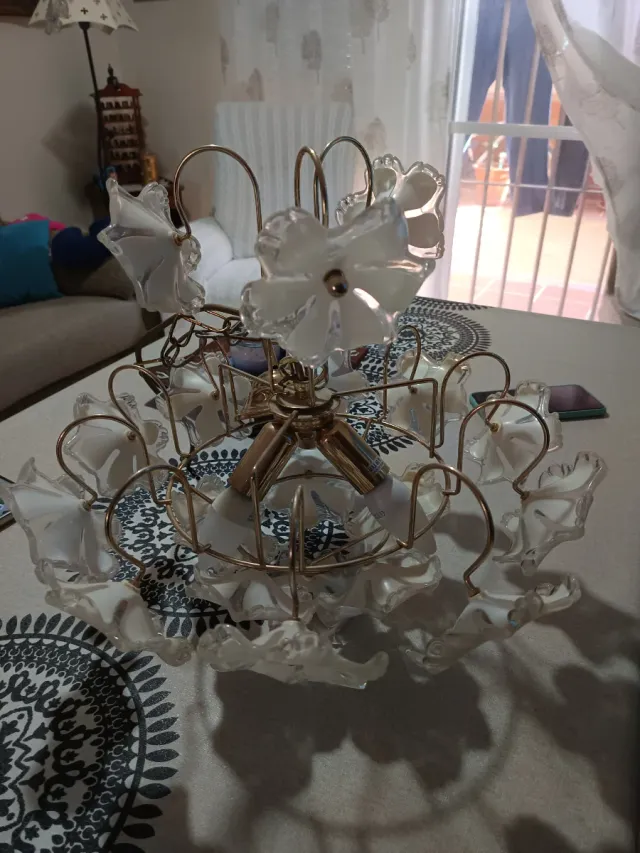 Lámpara de mesa dorada y blanca