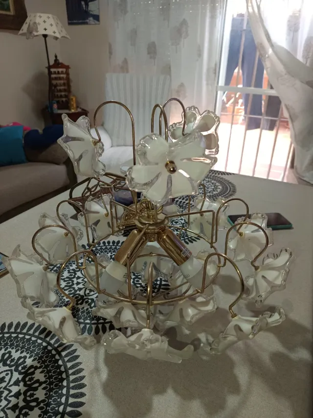 Lámpara de mesa dorada y blanca