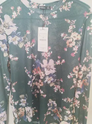 Camiseta Stradivarius verde floral talla L