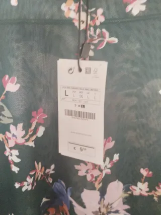 Camiseta Stradivarius verde floral talla L