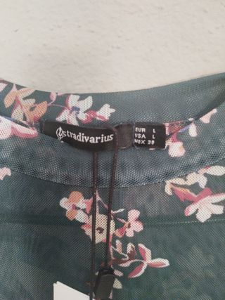 Camiseta Stradivarius verde floral talla L
