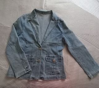 Chaqueta vaquera estilo blazer.
