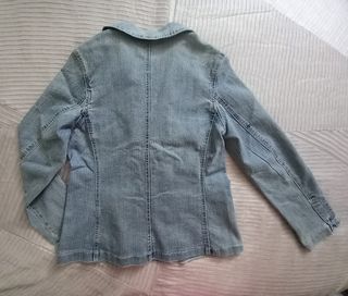 Chaqueta vaquera estilo blazer.