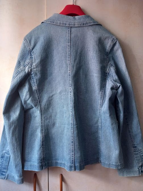 Chaqueta vaquera estilo blazer.