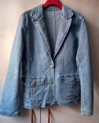 Chaqueta vaquera estilo blazer.