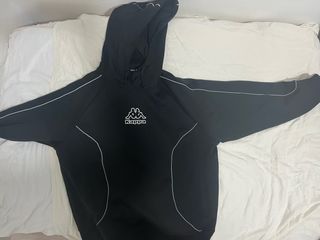 Sudadera Kappa Negra con Detalles Blancos