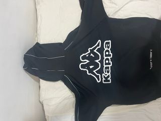 Sudadera Kappa Negra con Detalles Blancos