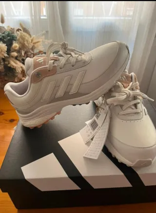 Zapatos de golf Adidas blancos y rosas