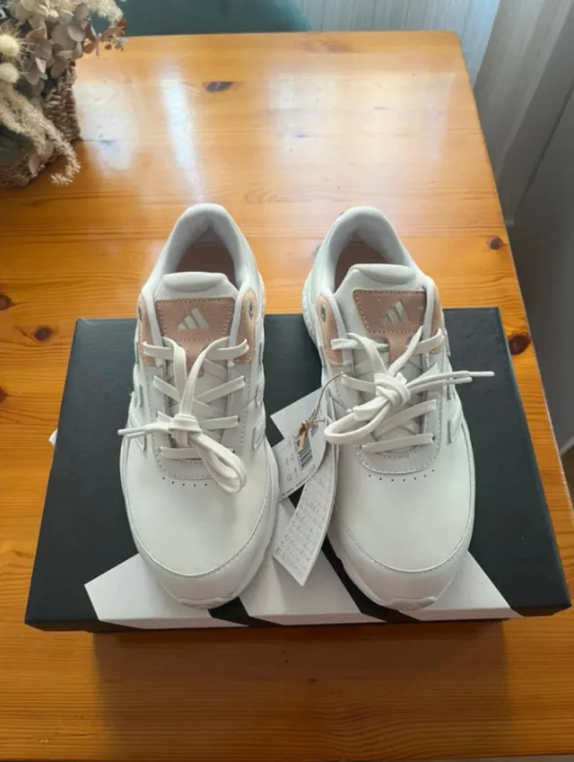 Zapatos de golf Adidas blancos y rosas