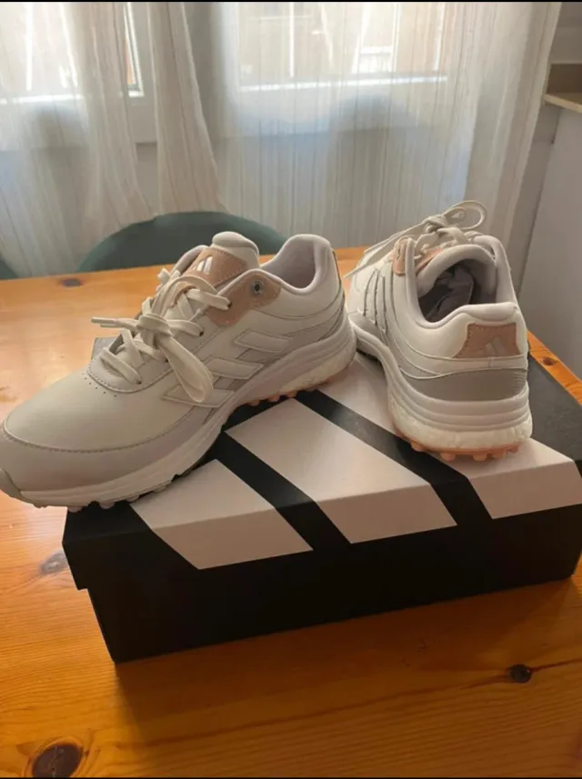 Zapatos de golf Adidas blancos y rosas