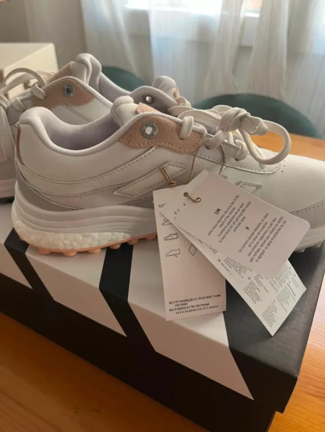 Zapatos de golf Adidas blancos y rosas