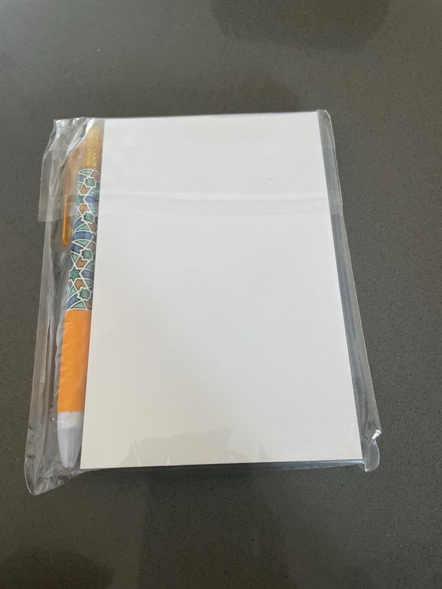 Libreta UJI
Libreta con bolígrafo
Libreta negra