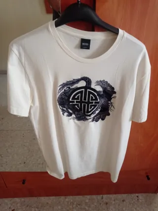 Camiseta BOSS blanca con dragón