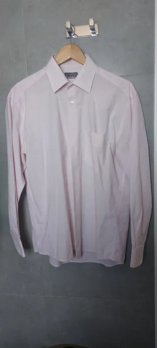 Camisa de vestir rosa y blanca