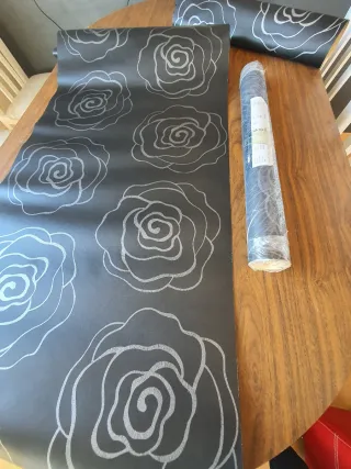 Papel pintado rosas plata sobre negro