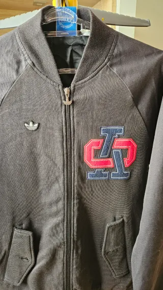 Chaqueta Adidas Negra con Parche Multicolor