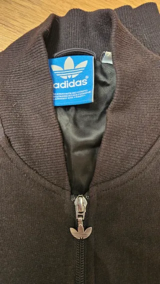 Chaqueta Adidas Negra con Parche Multicolor