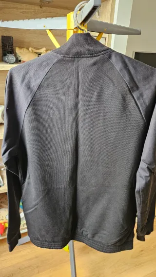 Chaqueta Adidas Negra con Parche Multicolor