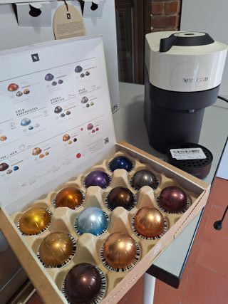 Cafetera Nespresso Vertuo Pop Blanca y Negra