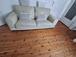 Sofá de piel beige