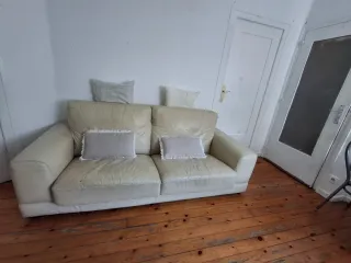 Sofá de piel beige