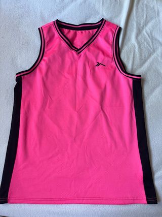 Camiseta deportiva rosa y negra