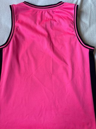 Camiseta deportiva rosa y negra