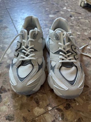 Zapatillas grises y blancas