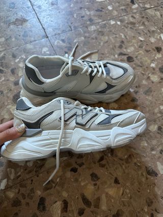 Zapatillas grises y blancas