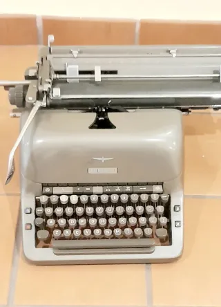  ADLER Máquina de escribir antigua gris
