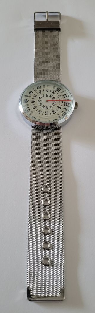 Reloj Plateado con Esfera llamativa
