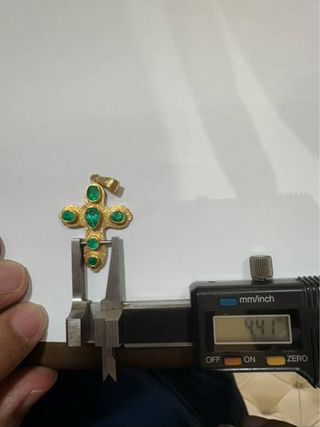 Cruz oro 18k con 6 esmeraldas peso 5,30 grs